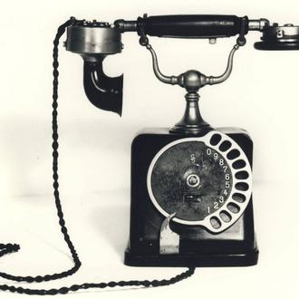 Eine disruptive Technik war das Telefon bei seiner Erfindung. Nicht umsonst hie das erste Berliner Telefonbuch 'Buch der 99 Narren' (NTS/RWTH Aachen)