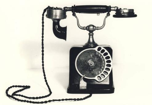 Eine disruptive Technik war das Telefon bei seiner Erfindung. Nicht umsonst hie das erste Berliner Telefonbuch 'Buch der 99 Narren' (Bild: NTS/RWTH Aachen)