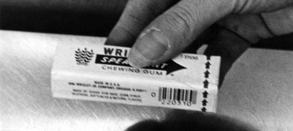 Am 26. Juni 1974 wurde in einem Marsh-Supermarkt in Ohio, USA, der Barcode auf einem Kaugummi der Marke Wrigley's Juicy Fruit zum ersten Mal gescannt (Wrigley's/GS1)