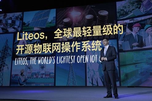 So sieht es aus, wenn Chinesen die Welt erobern wollen: Huawei-Chefstratege William Xu bei der Vorstellung des IoT-Betriebssystems von Huawei (Bild: Huawei)