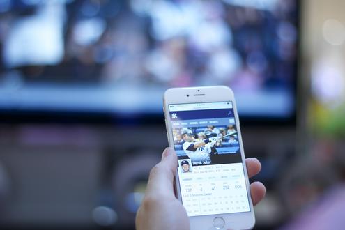 Besser als Fernsehen: Am Handy herumdattlen (Bild: dawnfu/Pixabay)