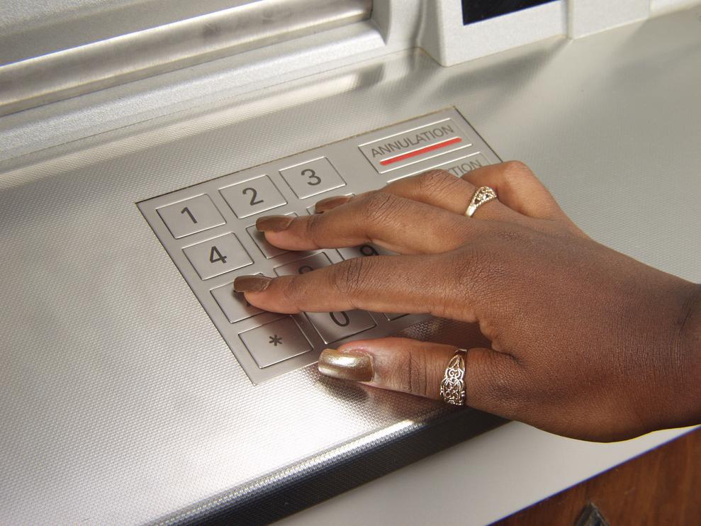 Ist der Geldautomat alles, was von den klassischen Bankfilialen noch brig bleiben wird? (Bild: SXC.hu/Michel Wagner)