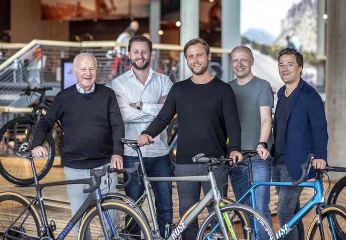 Familienunternehmer Erwin Rose, Digitalagenturgrnder Tim Bker und Sebastian Bomm, Geschftsfhrer Thorsten Heckrath-Rose und Marcus Diekmann (v.l.) (Bild: Rose Bikes GmbH)