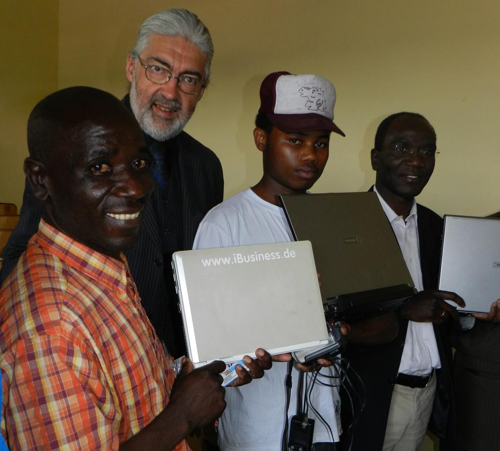 iBusiness-Herausgeber Joachim Graf mit den Mitarbeitern der IT-Schule in Ruanda (Bild: Heike Knnemeyer)