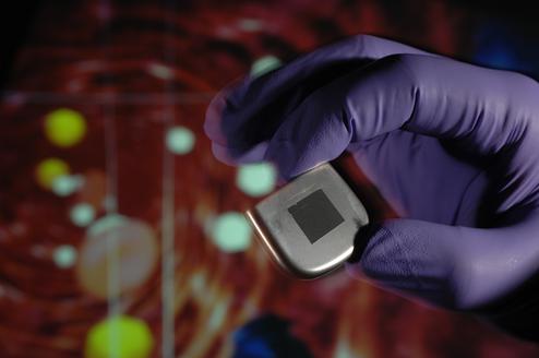 Bio-Enhancement: Prototyp einer Brennstoffzelle, auf einem Herzschrittmacher, die Strom aus dem Blut gewinnen kann (Bild: Bernd Mller)