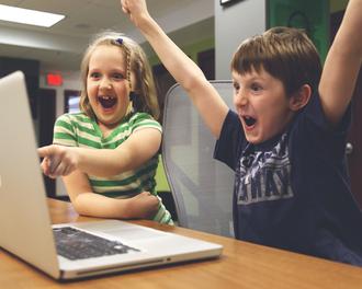 'Yeah! Eine auf meine Bedrfnisse zugeschnittene, perfekt getargetete Display-Anzeige!' (aus dem Bildband 'Online-Werbetrume', erhltlich im Gibtsnicht-Verlag) (Startup Stock Photos)