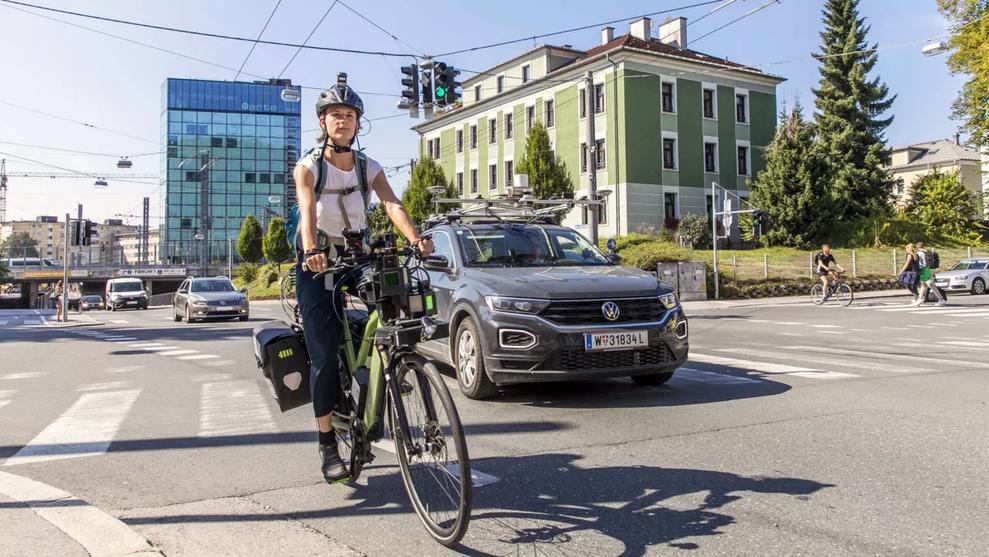 Ein Radfahrerin in Salzburg testet das neue KI-System zur Unfallvermeidung (Bild: Kapsch TrafficCom)