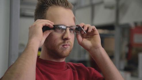 Fr den Test arbeiteten Lagerkrfte drei Wochen lang mit den Datenbrillen Google Glass und VuzixM100 (Bild: Deutsche Post DHL)