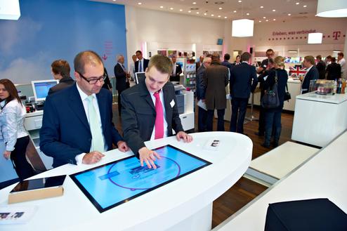 Multitouch-Beratungstisch im neuen Flagship-Store (Bild: Telekom)