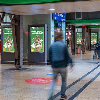 Unilever wirbt in Hamburg auf DooH-Bildschirmen fr die Eismarke Ben&Jerry's. (Strer)