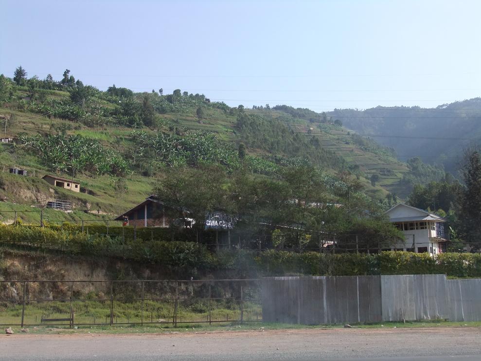 Ruanda besteht aus Hgeln. Vielen Hgeln. Und die Anbauflchen der Bauern auch. Zustzlicher Ertrag hilft ihnen. (Bild: Joachim Graf)