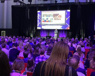 Die Gefahr der Ansteckung steigt, wenn die Besucher dicht auf dicht stehen oder sitzen (wie hier auf der OMR Dialog Stage im Mai). Doch die Ansteckungsgefahr kann man reduzieren. (Johannes Jagusch)